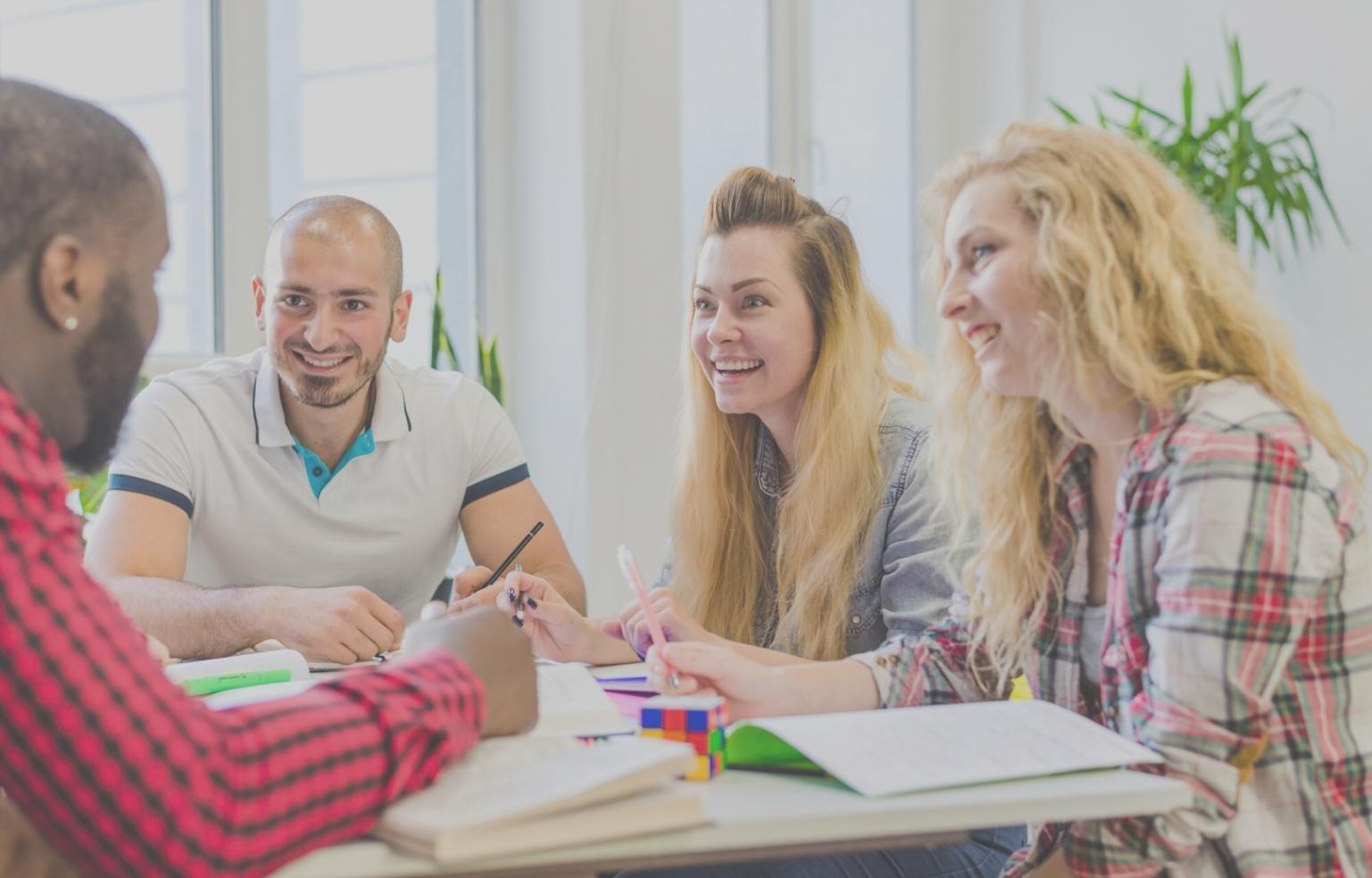 Professionelle Finanzberatung in modernem Büroumfeld