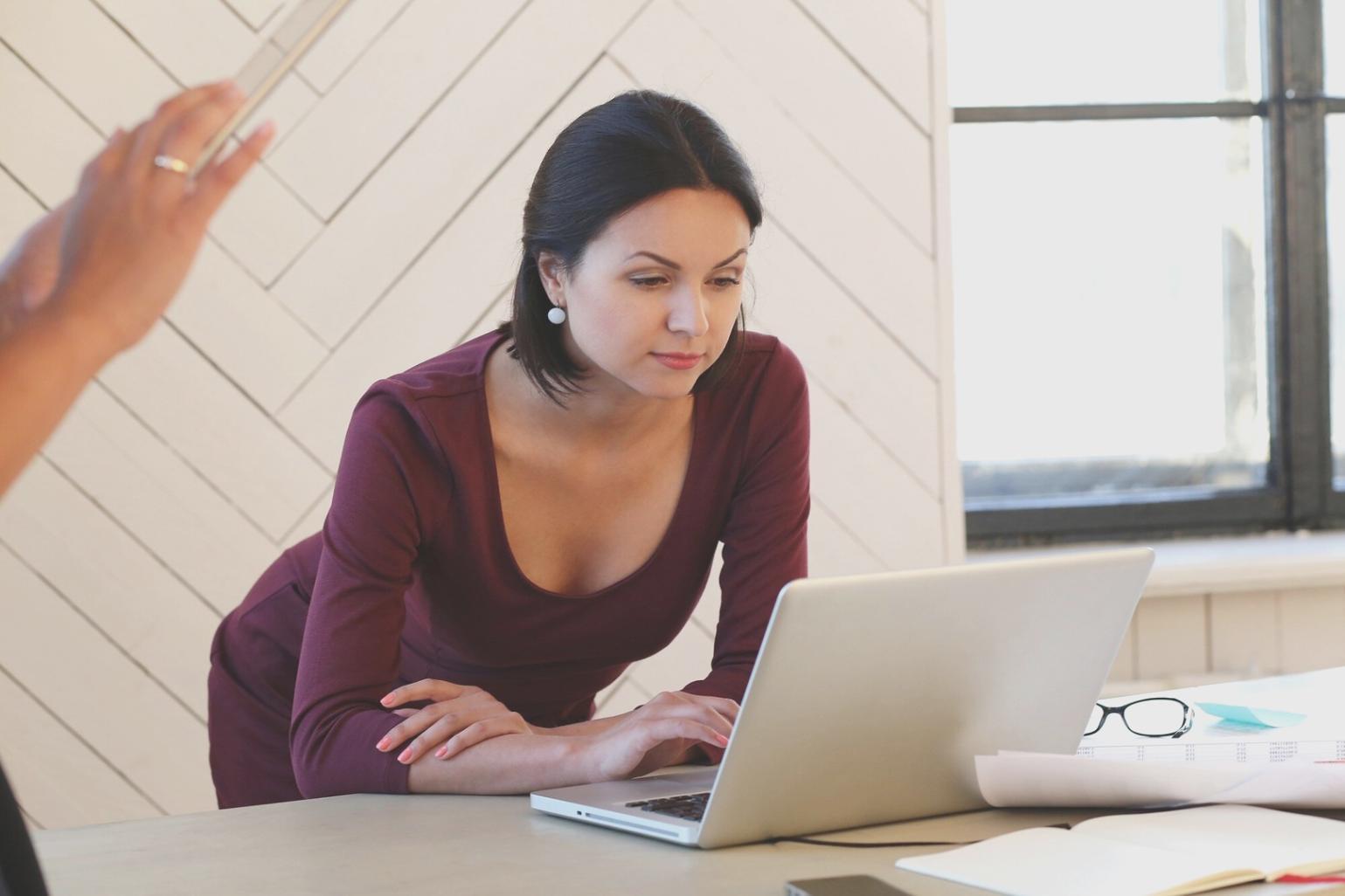 Erfolgreiche Finanzberatung in modernem Büroumfeld